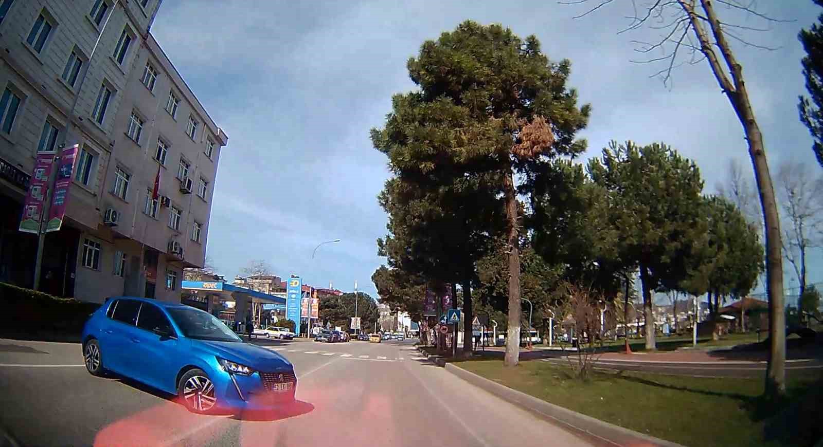 Ordu’da iki otomobilin kafa kafaya çarpışmasına ramak kaldı
