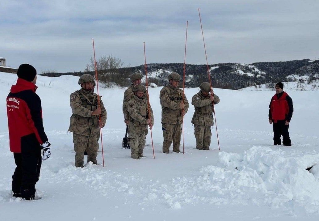 Ordu’da jandarmadan çığda arama kurtarma tatbikatı
