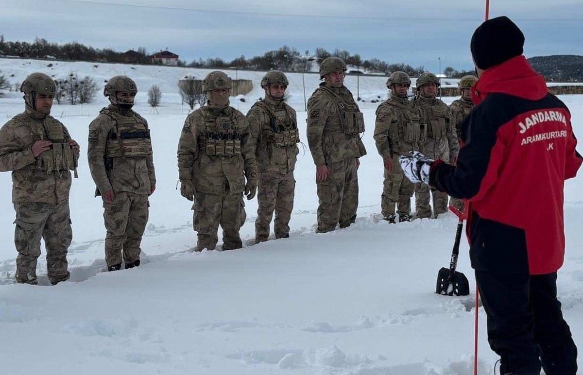 Ordu’da jandarmadan çığda arama kurtarma tatbikatı
