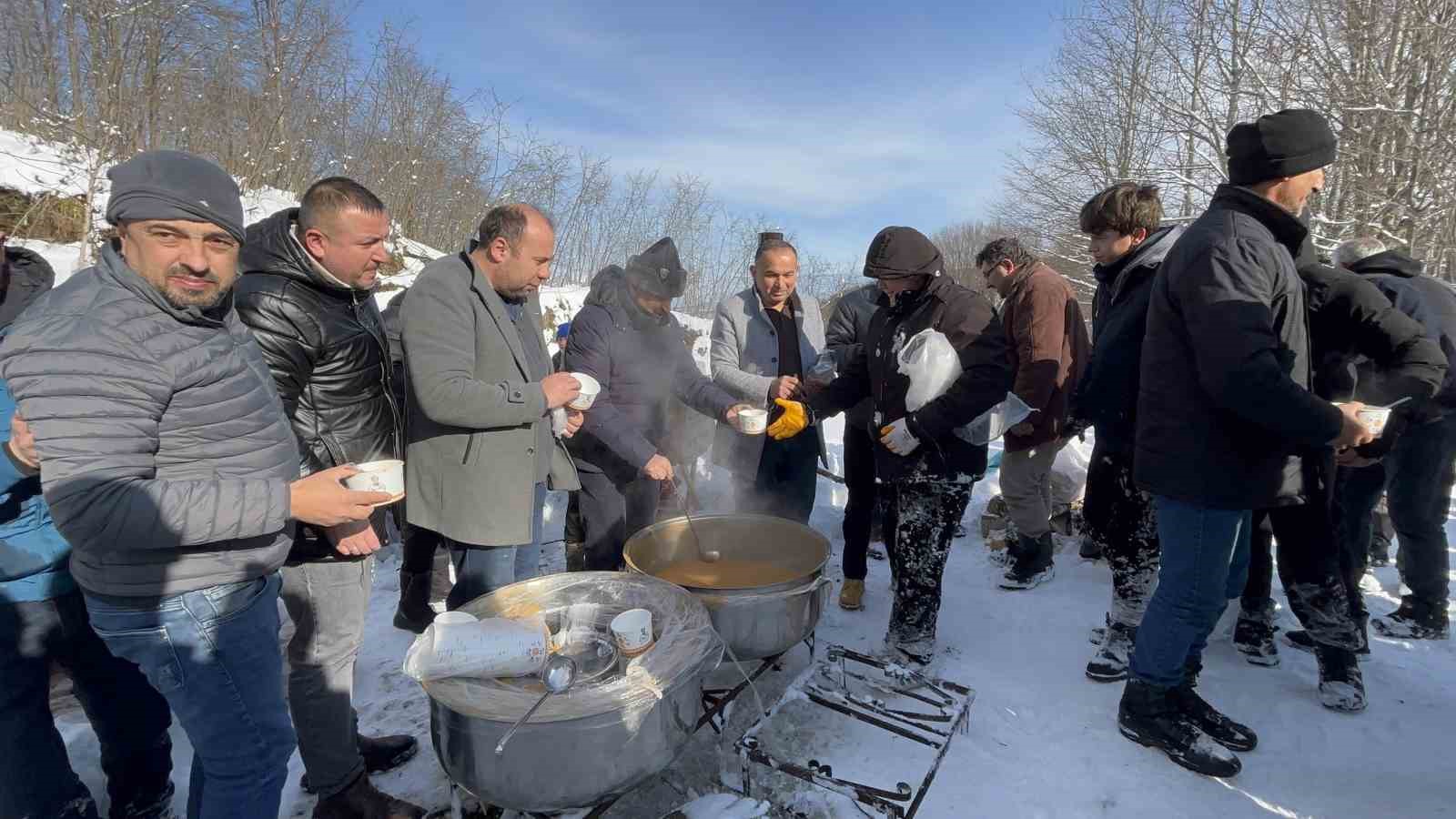 Ordu’da kar yağışı eğlenceye dönüştü: 150 kişi aynı anda kaymaya çalıştı

