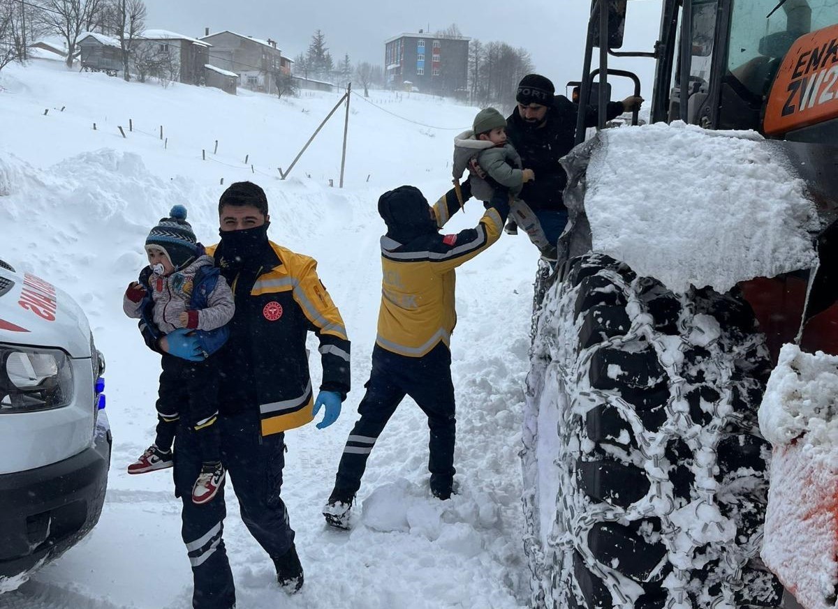Ordu’da kardan kapanan 692 mahalle yolu 1 günde ulaşıma açıldı
