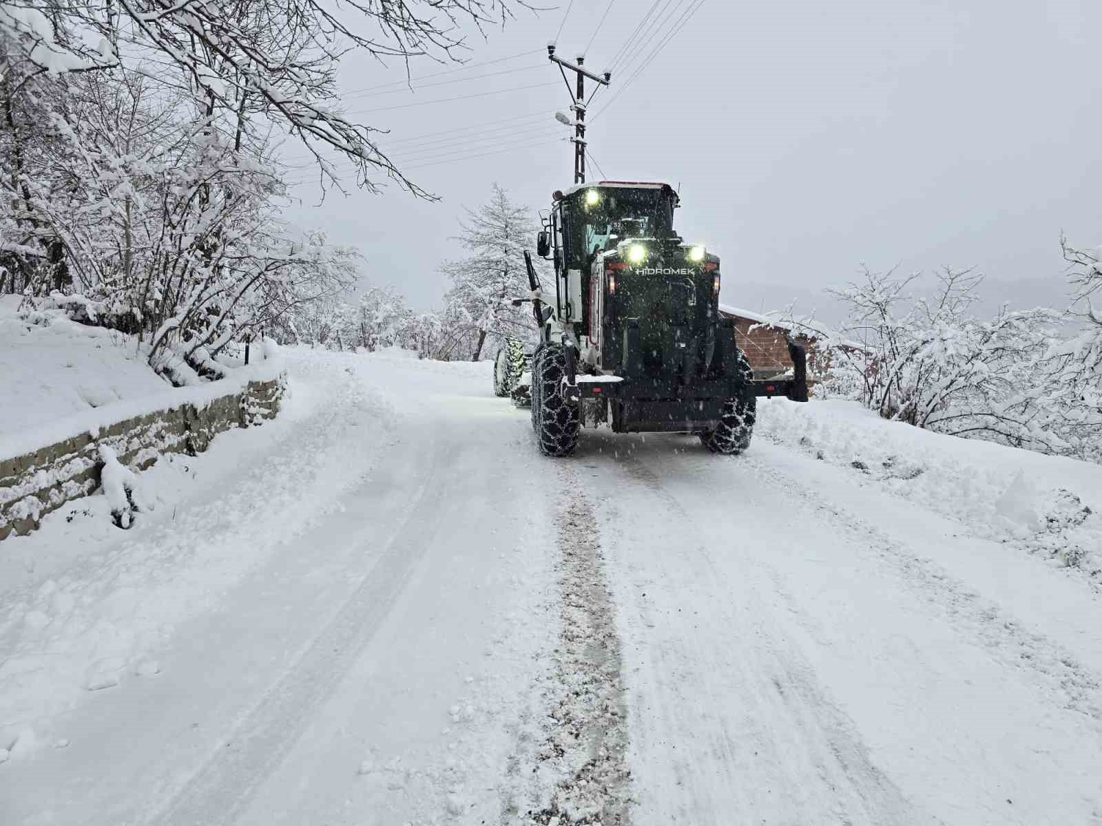 Ordu’da karla mücadele: Kardan kapanan 510 mahalle yolu ulaşıma açıldı
Ordu’da karla mücadele: Kardan kapanan 510 mahalle yolu ulaşıma açıldı