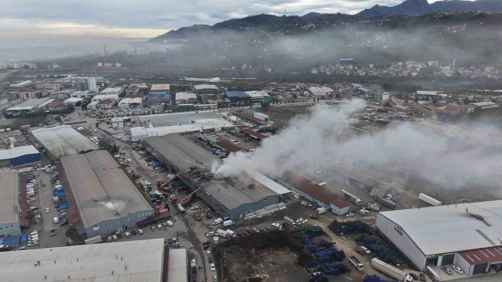 Ordu’da market deposunda yangın
