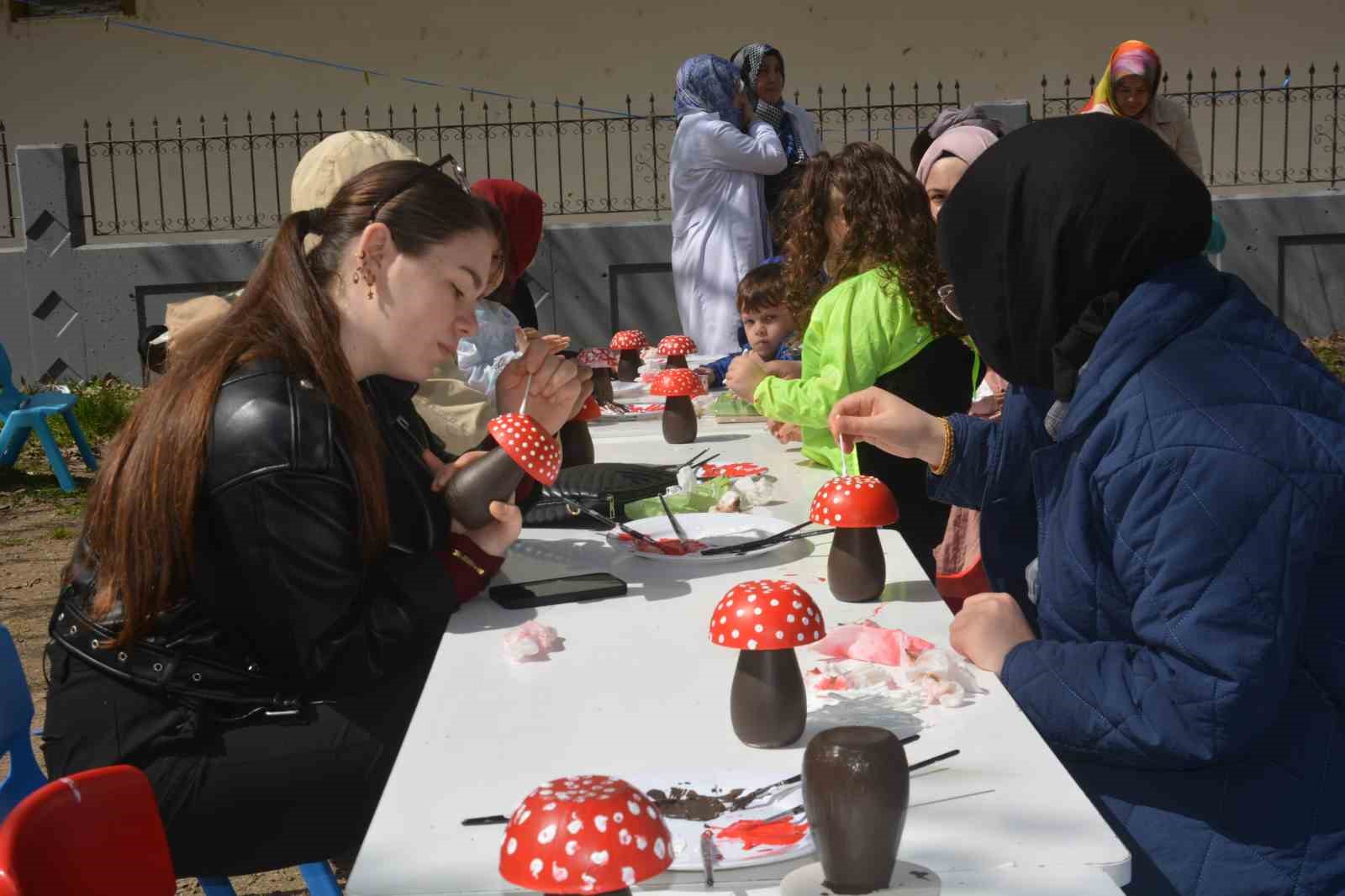 Ordu’da minik eller boyama ve ebru sanatıyla buluştu
