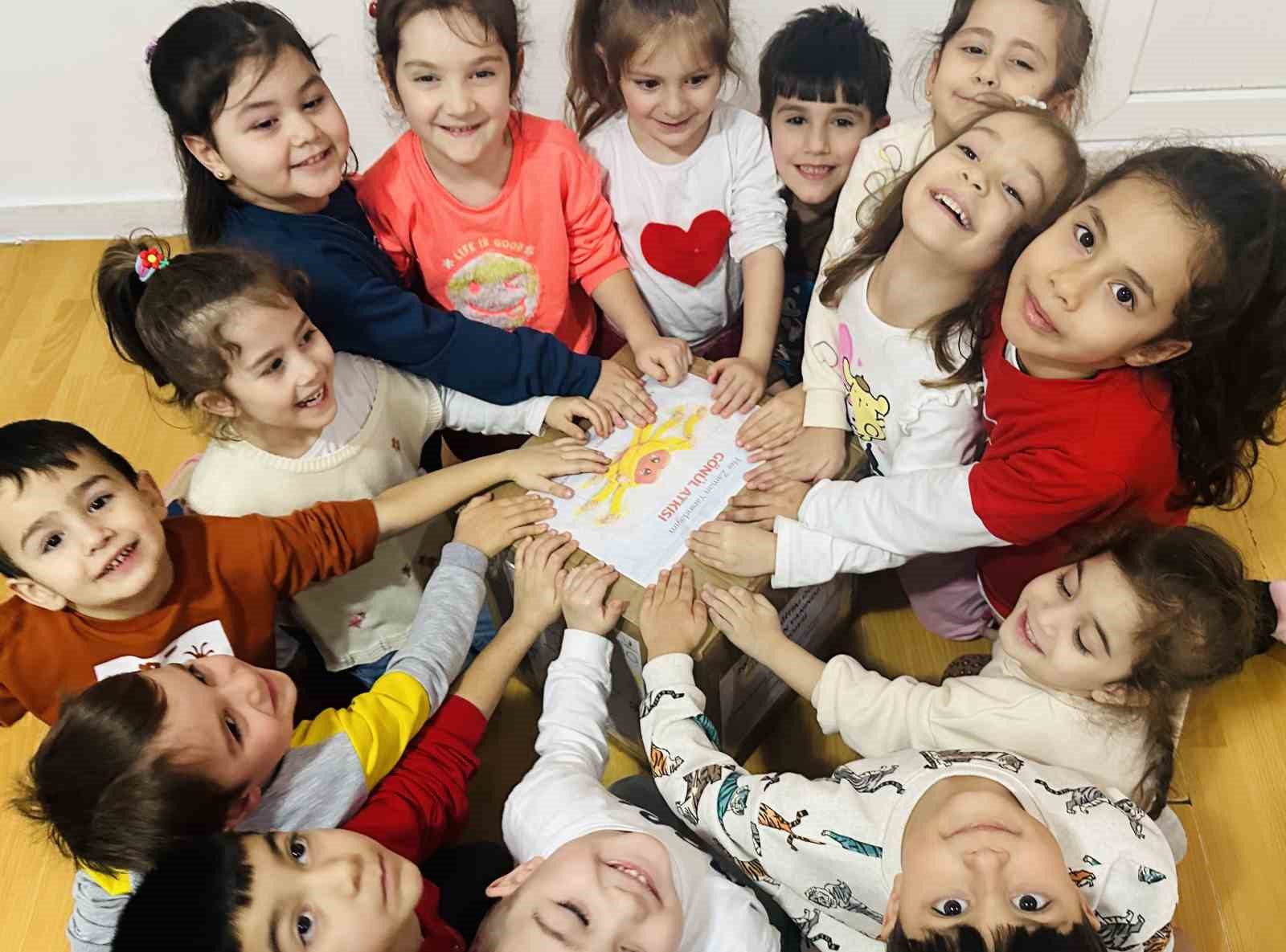 Ordu’da minikler, ördükleri atkıları Hatay’daki depremzede akranlarına gönderdi
Ordu’da minikler, ördükleri atkıları Hatay’daki depremzede akranlarına gönderdi