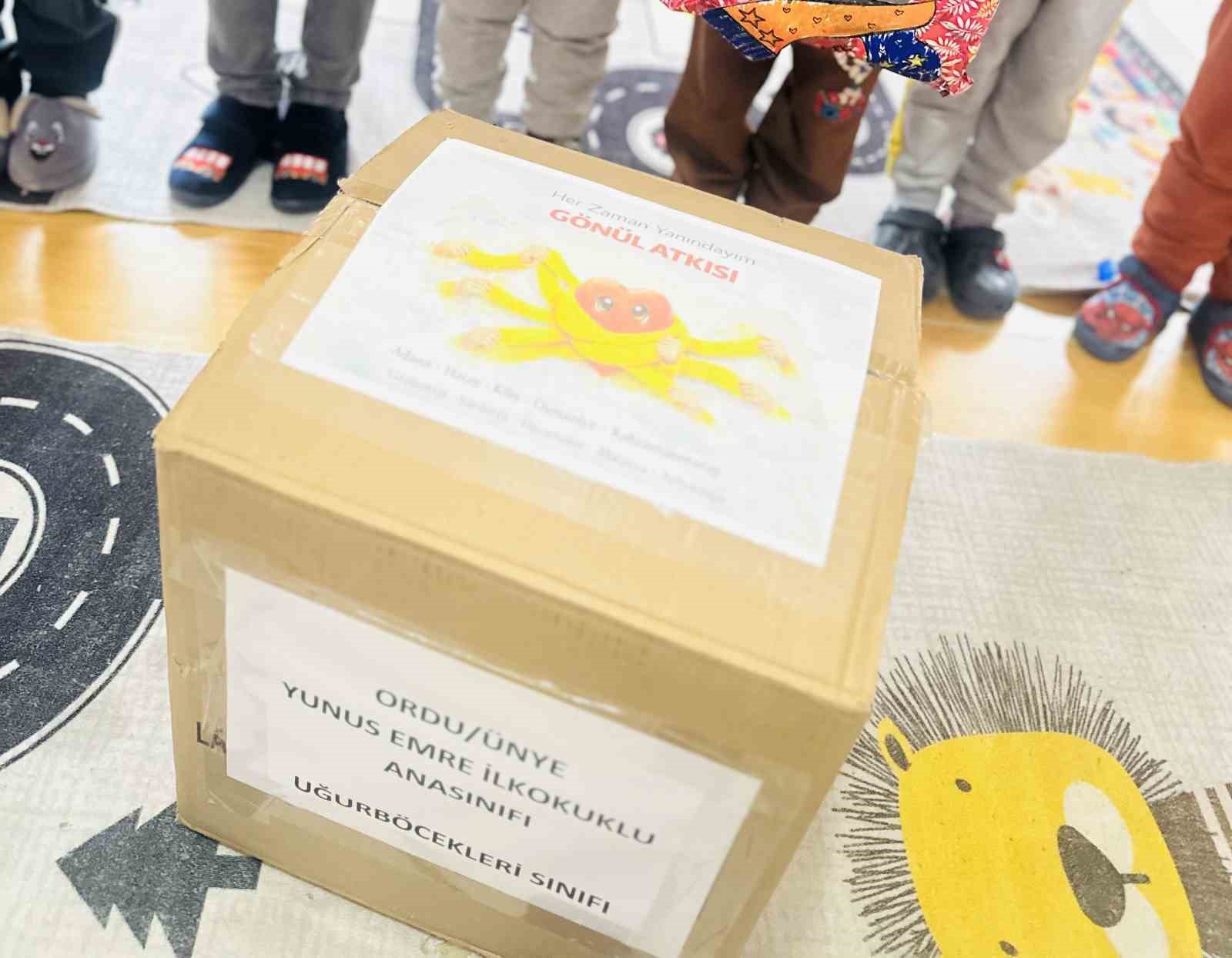 Ordu’da minikler, ördükleri atkıları Hatay’daki depremzede akranlarına gönderdi
Ordu’da minikler, ördükleri atkıları Hatay’daki depremzede akranlarına gönderdi