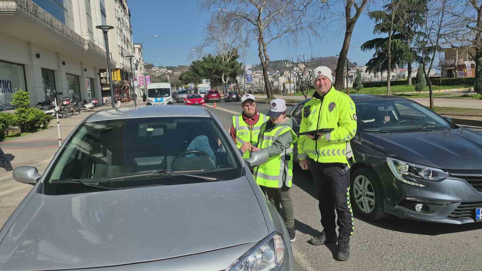 Ordu’da özel çocuklardan trafik denetimi
Ordu’da özel çocuklardan trafik denetimi