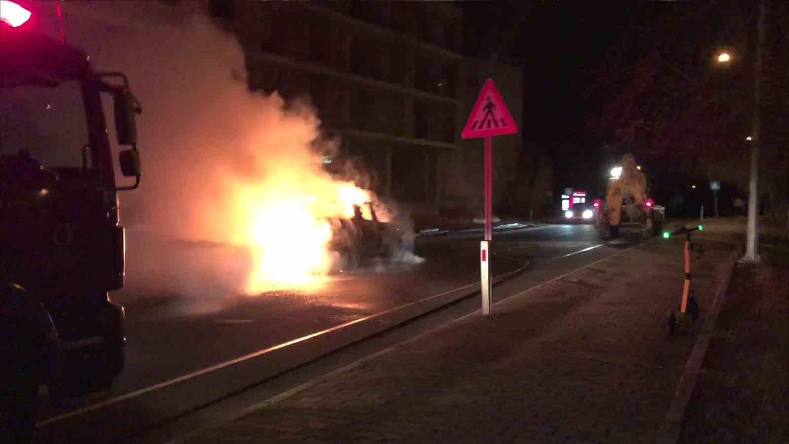 Ordu’da seyir halindeki kamyonet çıkan yangında küle döndü
