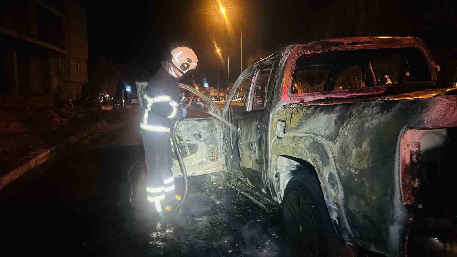 Ordu’da seyir halindeki kamyonet çıkan yangında küle döndü
