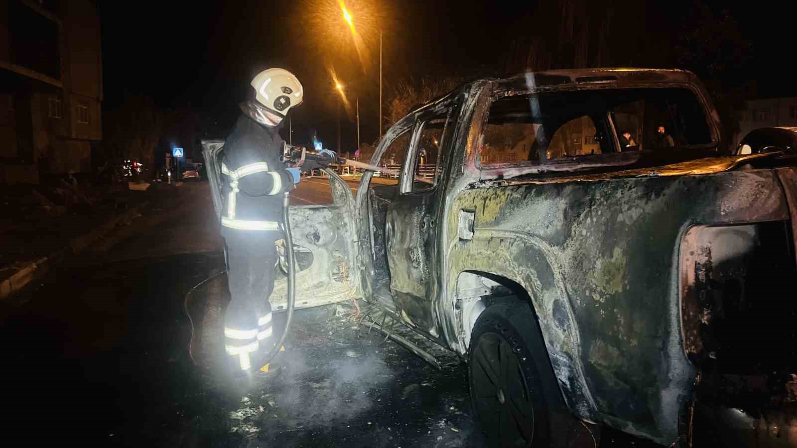 Ordu’da seyir halindeki kamyonet çıkan yangında küle döndü
