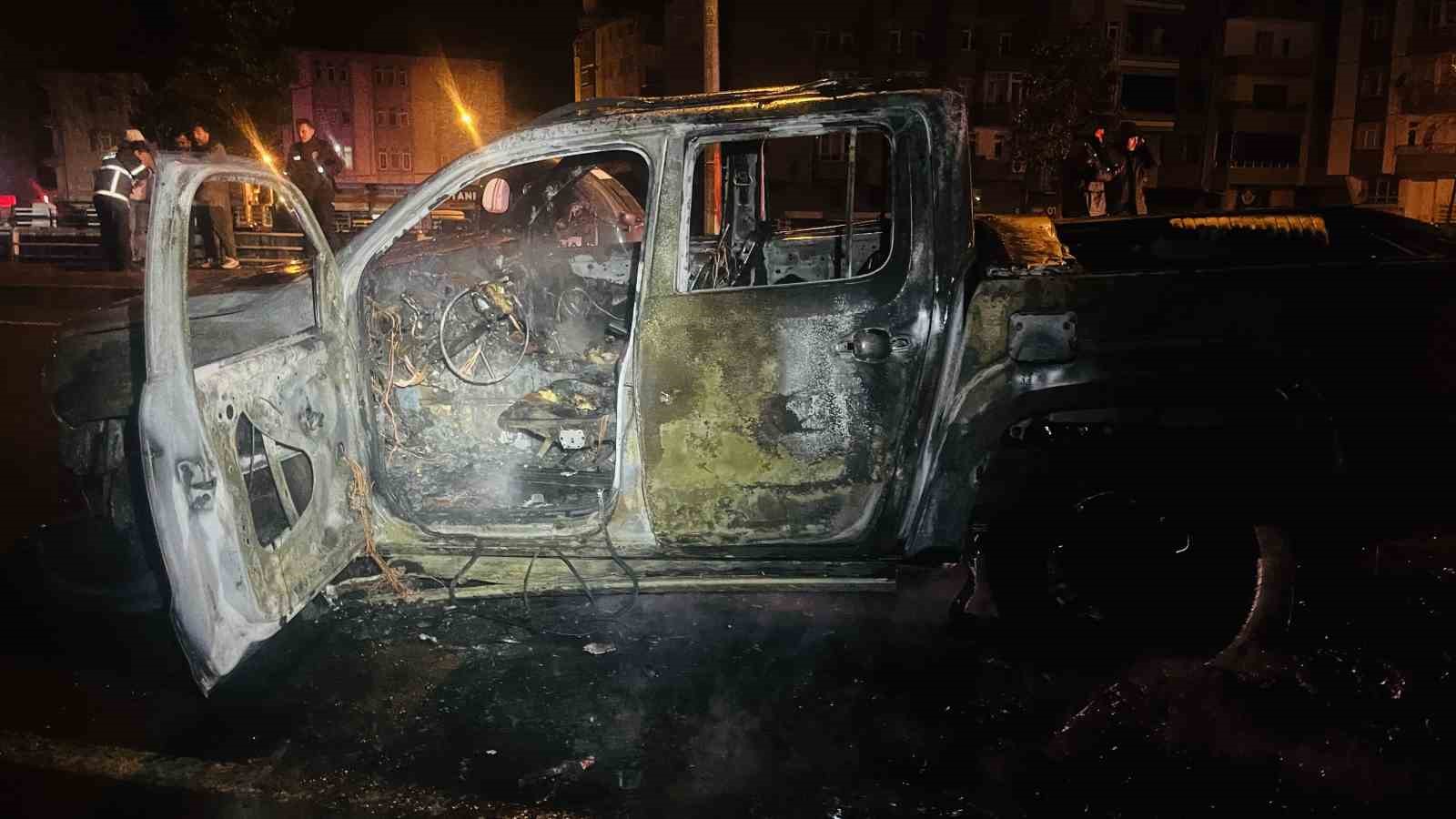 Ordu’da seyir halindeki kamyonet çıkan yangında küle döndü
