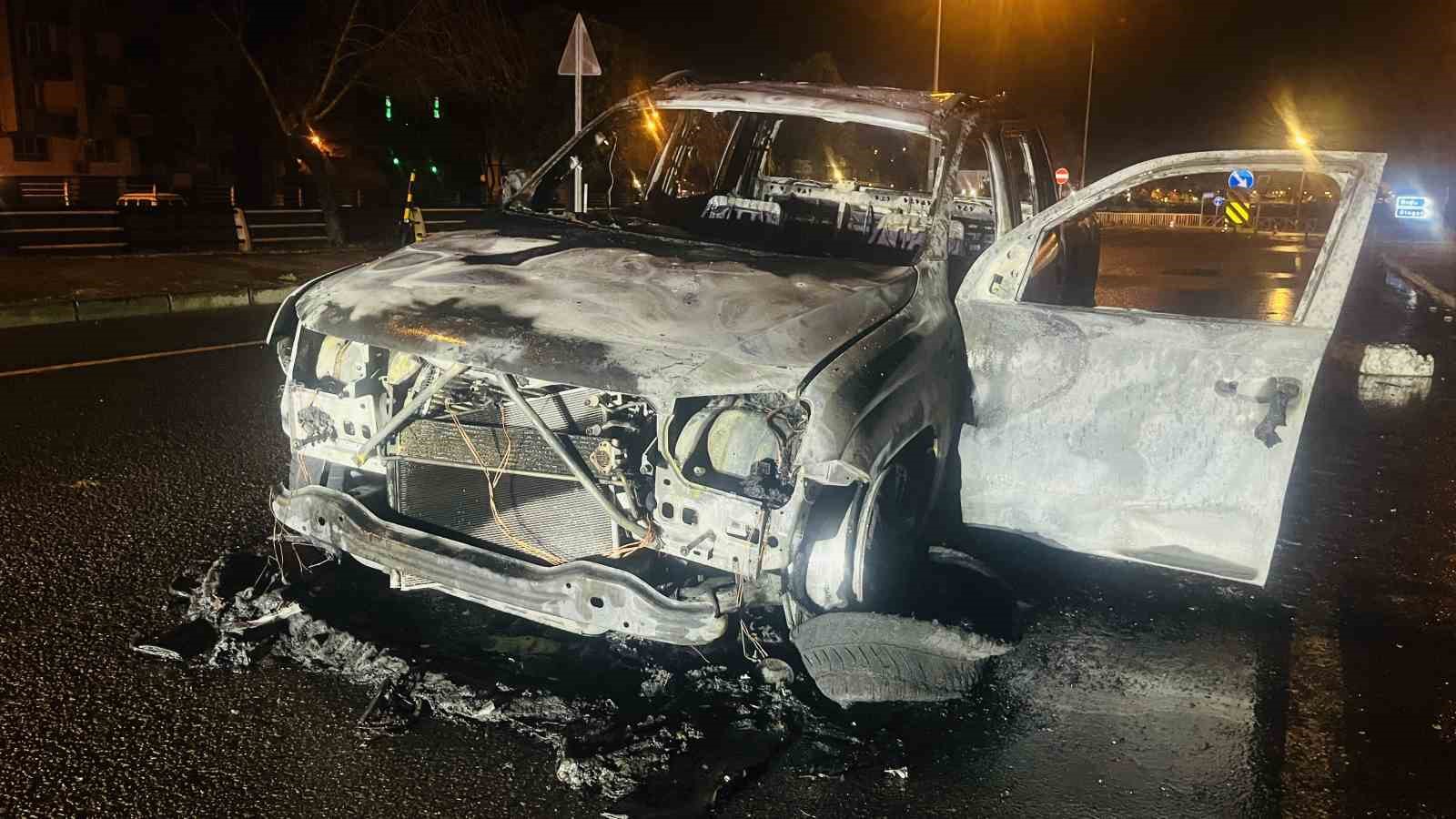 Ordu’da seyir halindeki kamyonet çıkan yangında küle döndü
