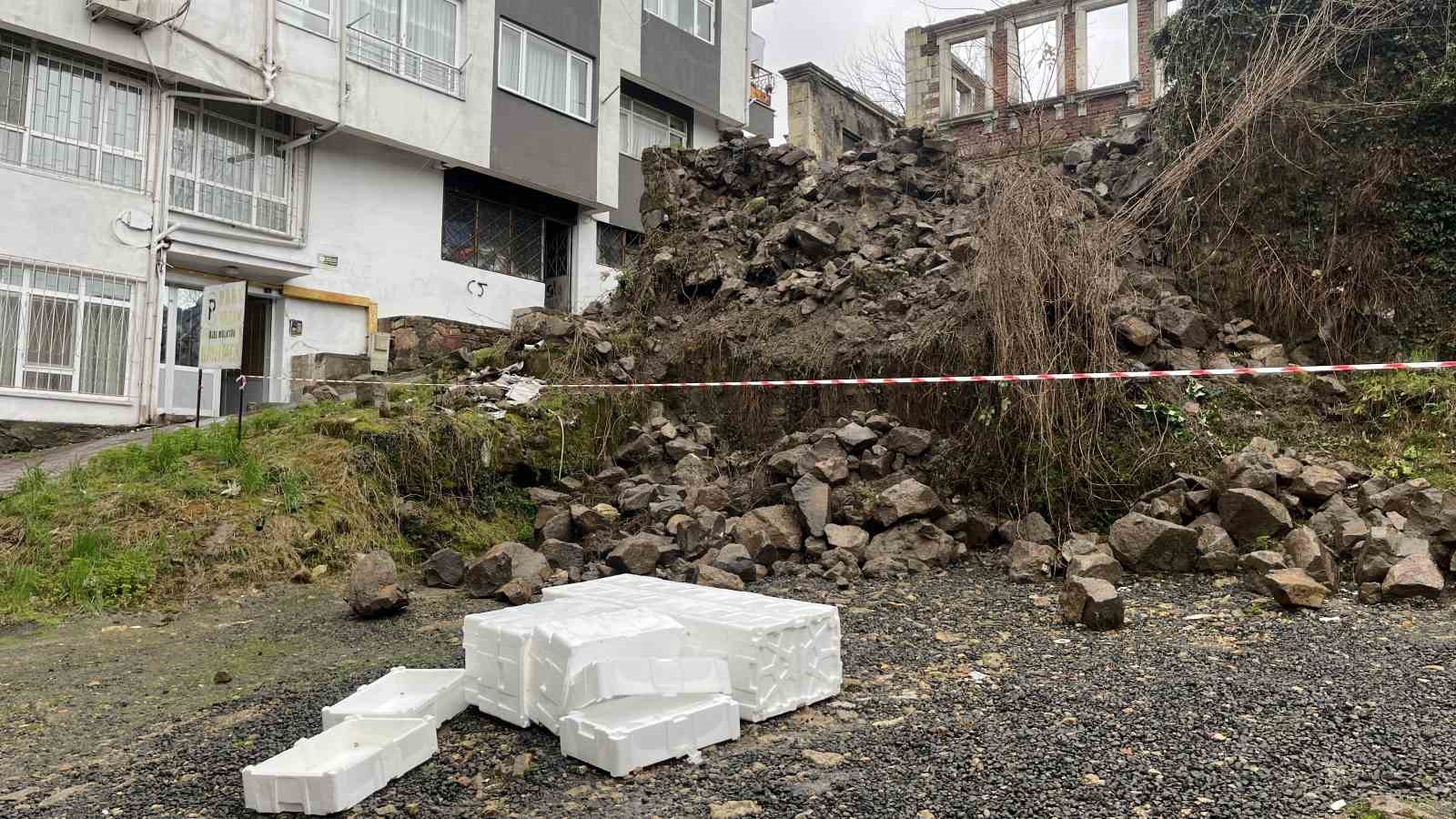 Ordu’da tarihi evin istinat duvarı araçların üzerine devrildi
