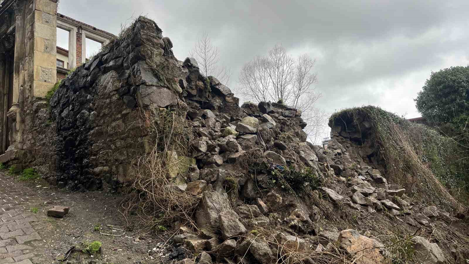 Ordu’da tarihi evin istinat duvarı araçların üzerine devrildi
