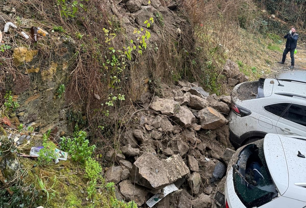 Ordu’da tarihi evin istinat duvarı araçların üzerine devrildi
