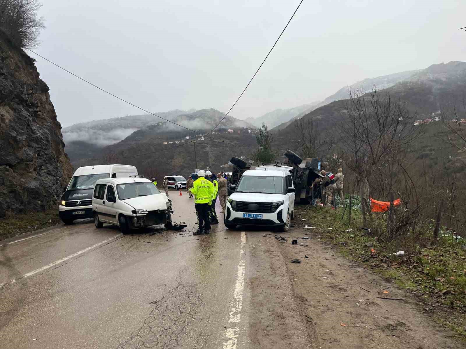 Ordu’da ticari araçla çarpışan askeri araç devrildi
