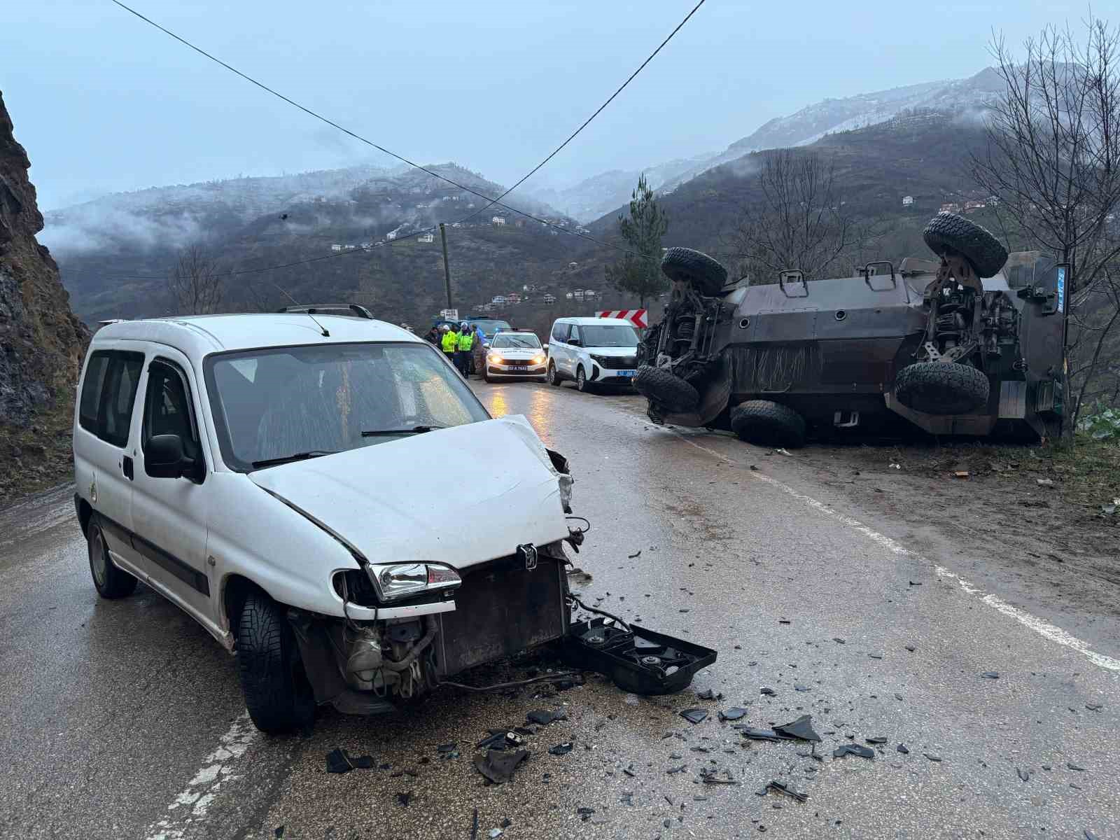 Ordu’da ticari araçla çarpışan askeri araç devrildi
