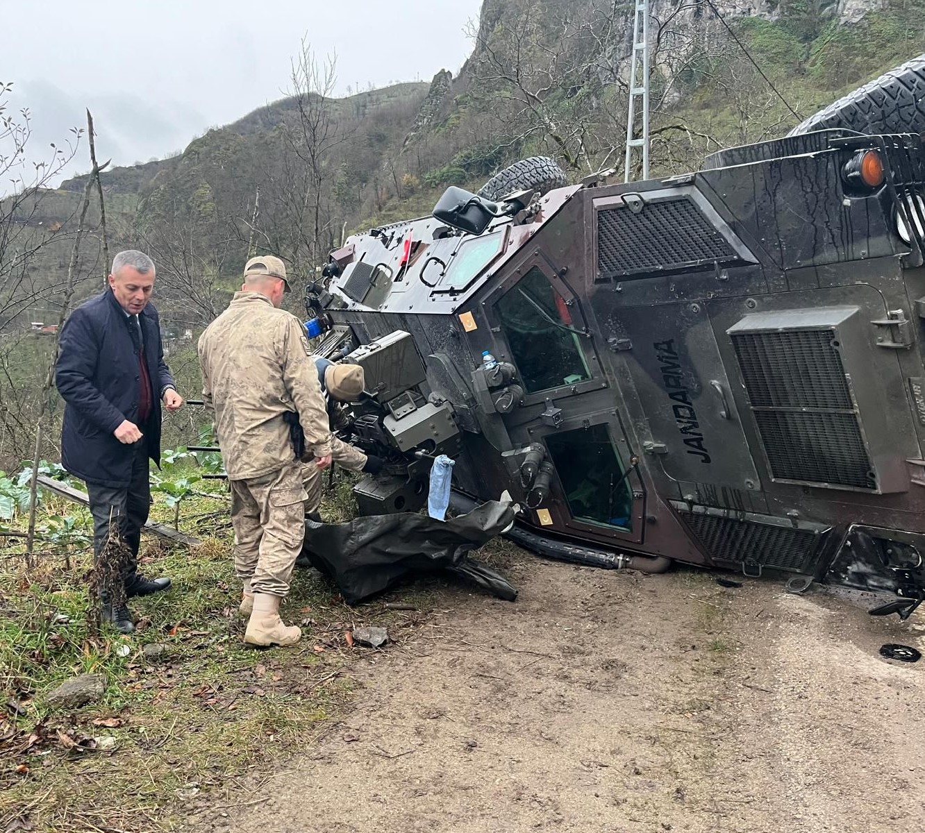 Ordu’da ticari araçla çarpışan askeri araç devrildi
