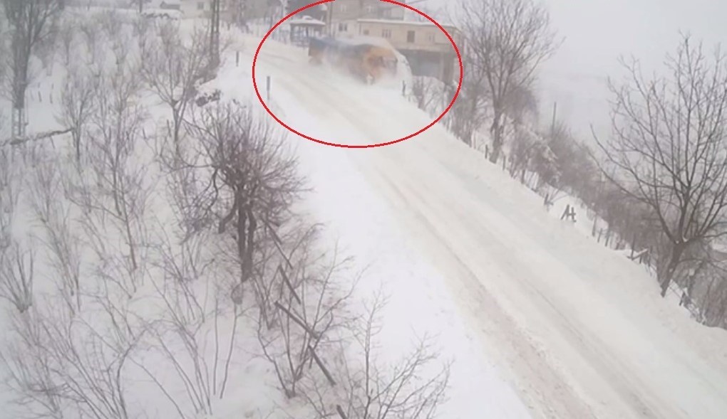 Ordu’da tır, 600 metre uçurumdan yuvarlandı: Kaza anı kamerada
