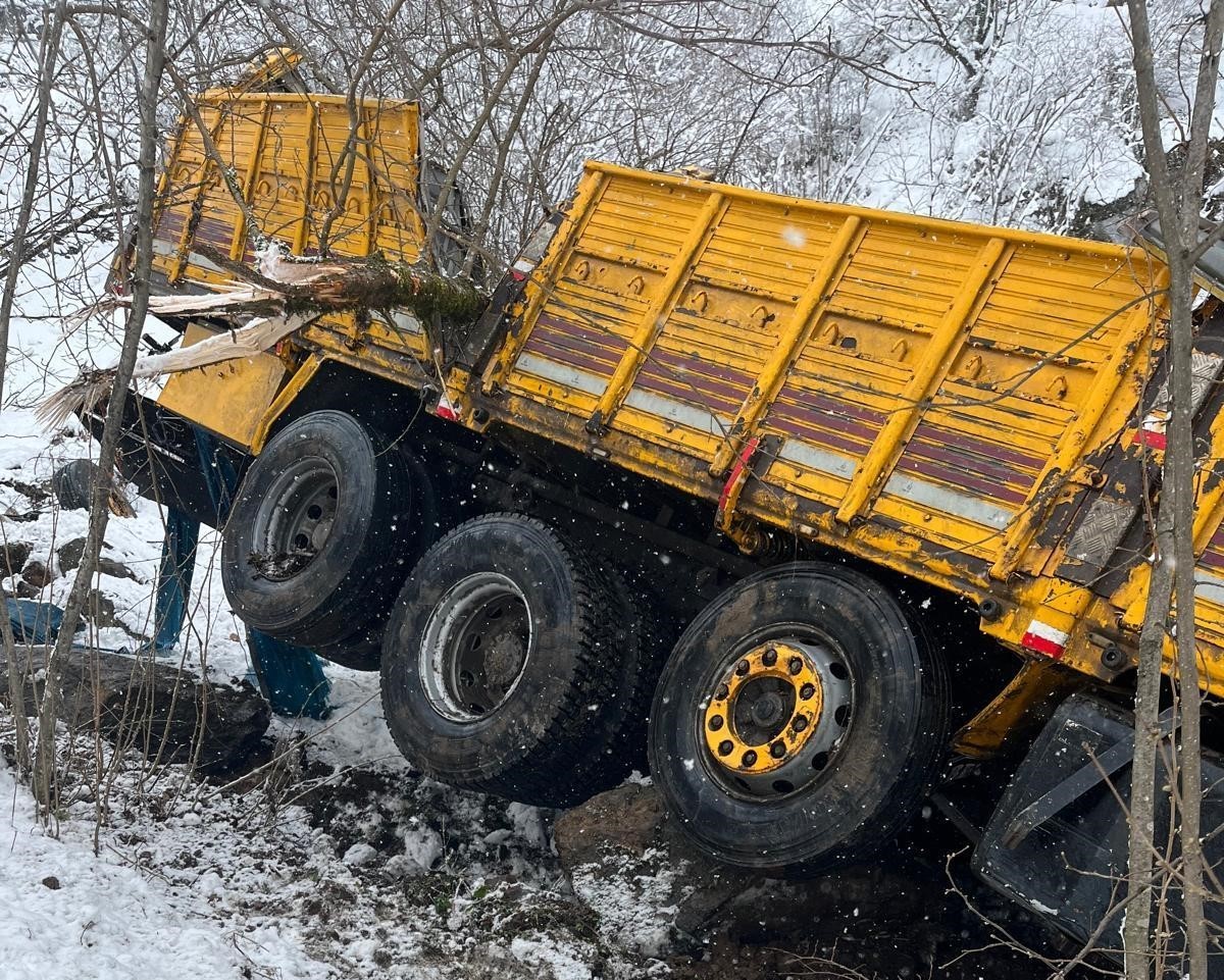 Ordu’da tır, 600 metre uçurumdan yuvarlandı: Kaza anı kamerada
