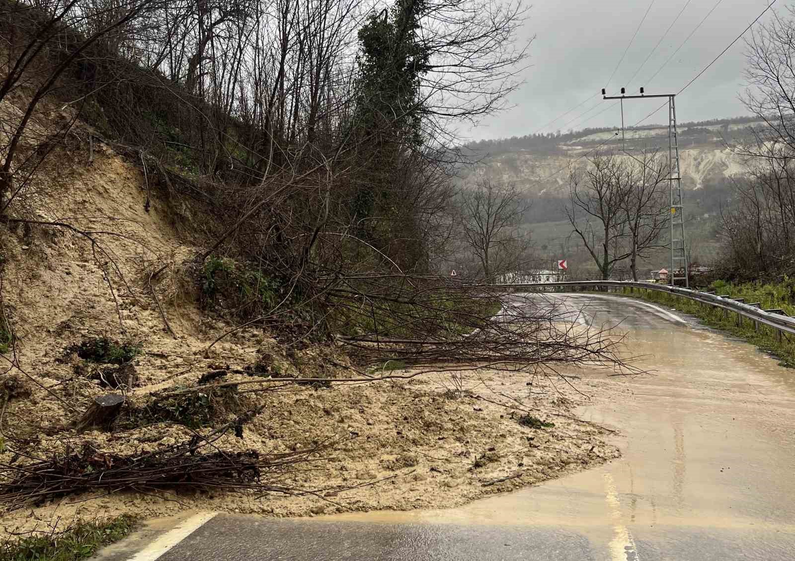 Ordu’da Ünye-Kumru bağlantı yolunda heyelan
