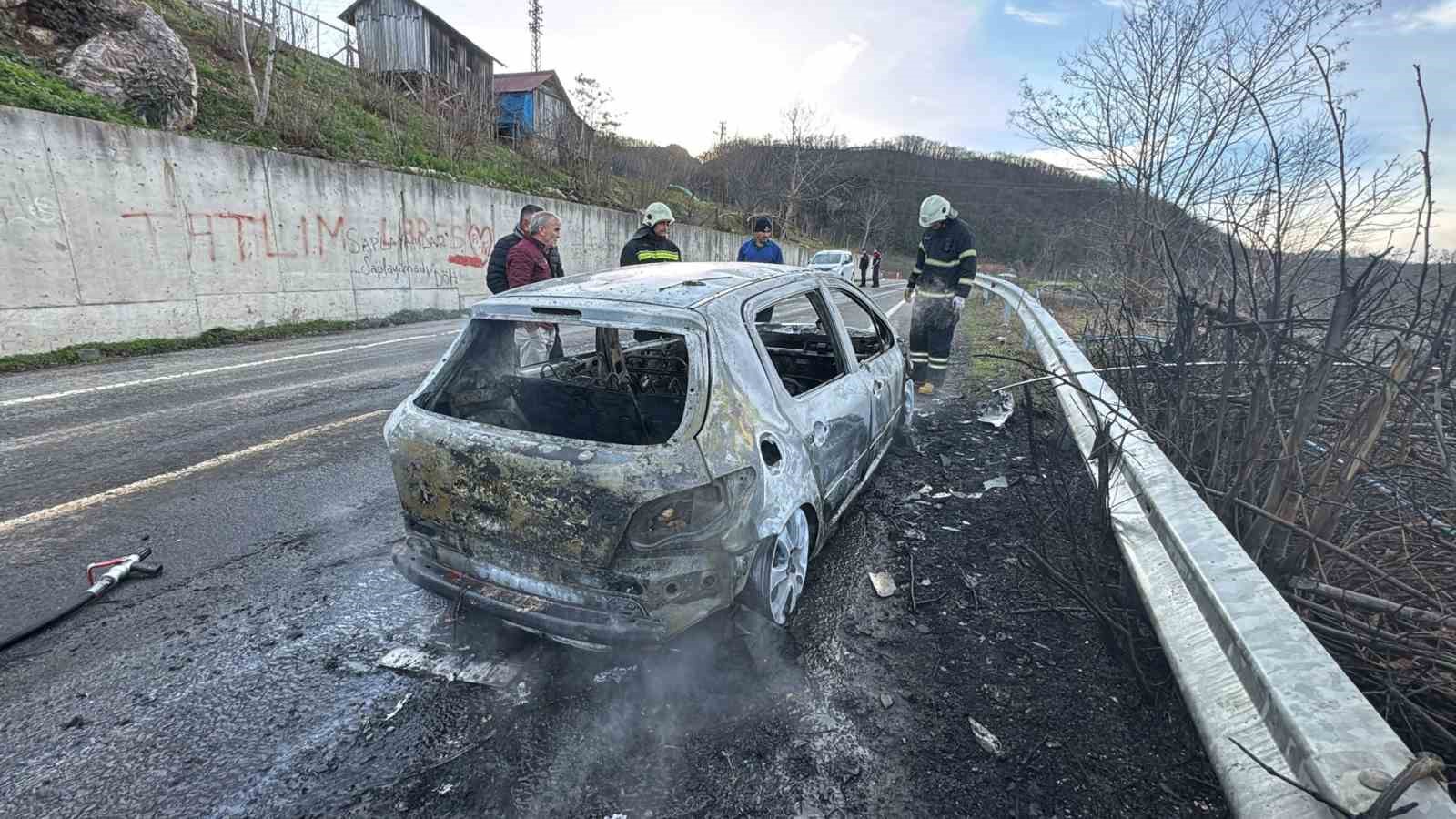 Ordu’da yanan otomobilden geriye demir yığını kaldı
