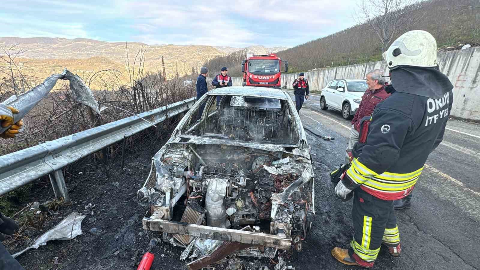 Ordu’da yanan otomobilden geriye demir yığını kaldı
