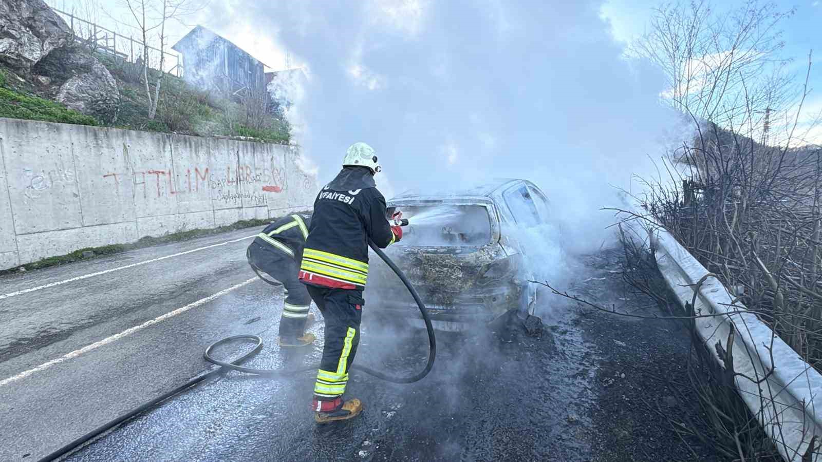 Ordu’da yanan otomobilden geriye demir yığını kaldı

