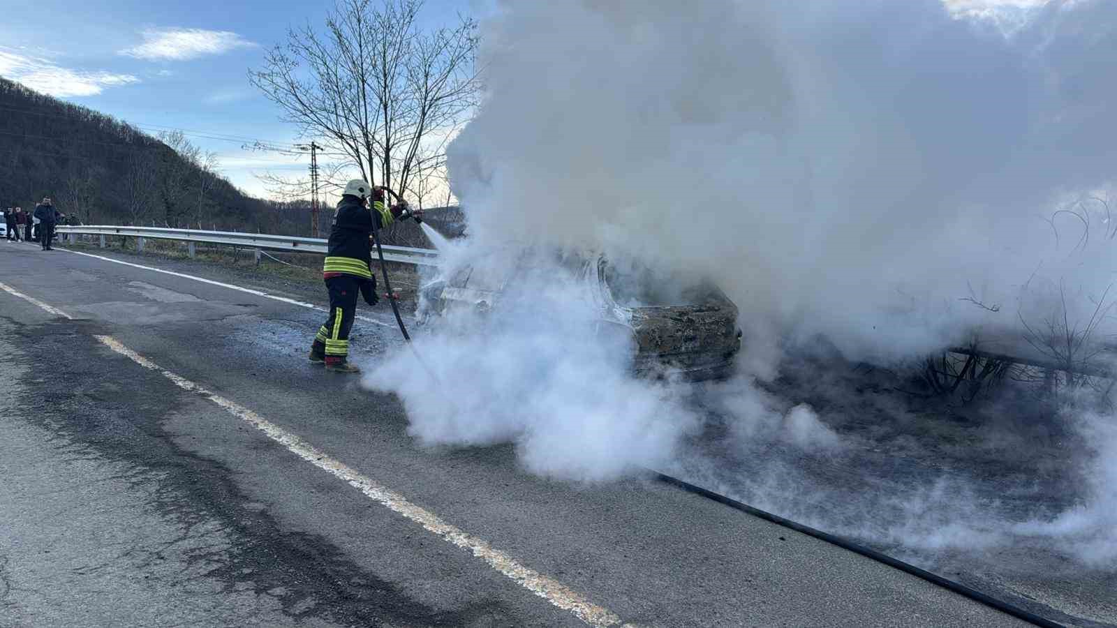 Ordu’da yanan otomobilden geriye demir yığını kaldı
