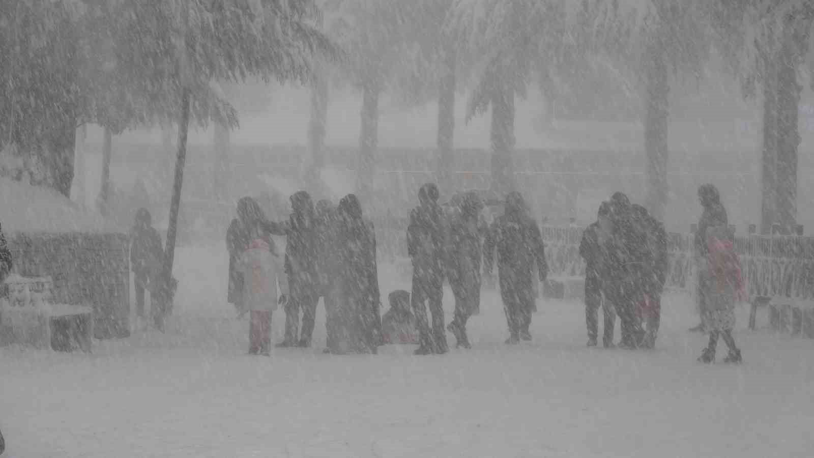 Ordu’da yeni yılın ilk kar yağışı etkili oldu
