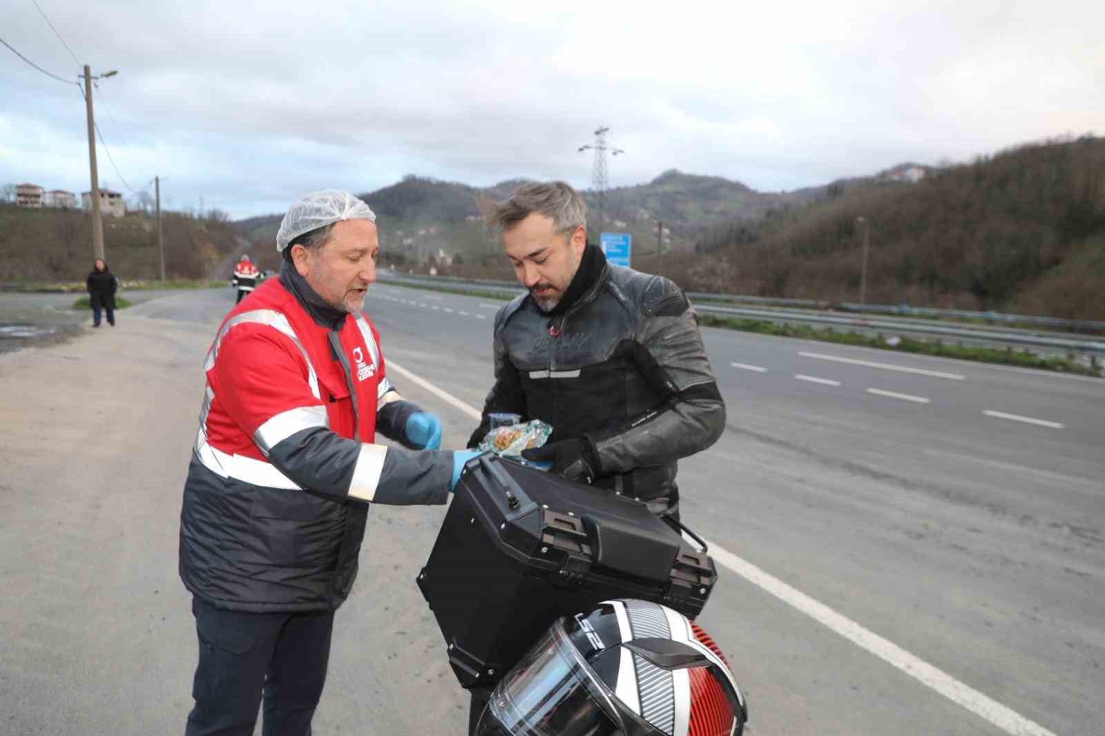 Ordu’da yolda olanlara iftar yemeği ikramı sürüyor
