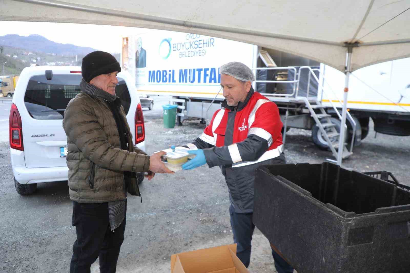 Ordu’da yolda olanlara iftar yemeği ikramı sürüyor
