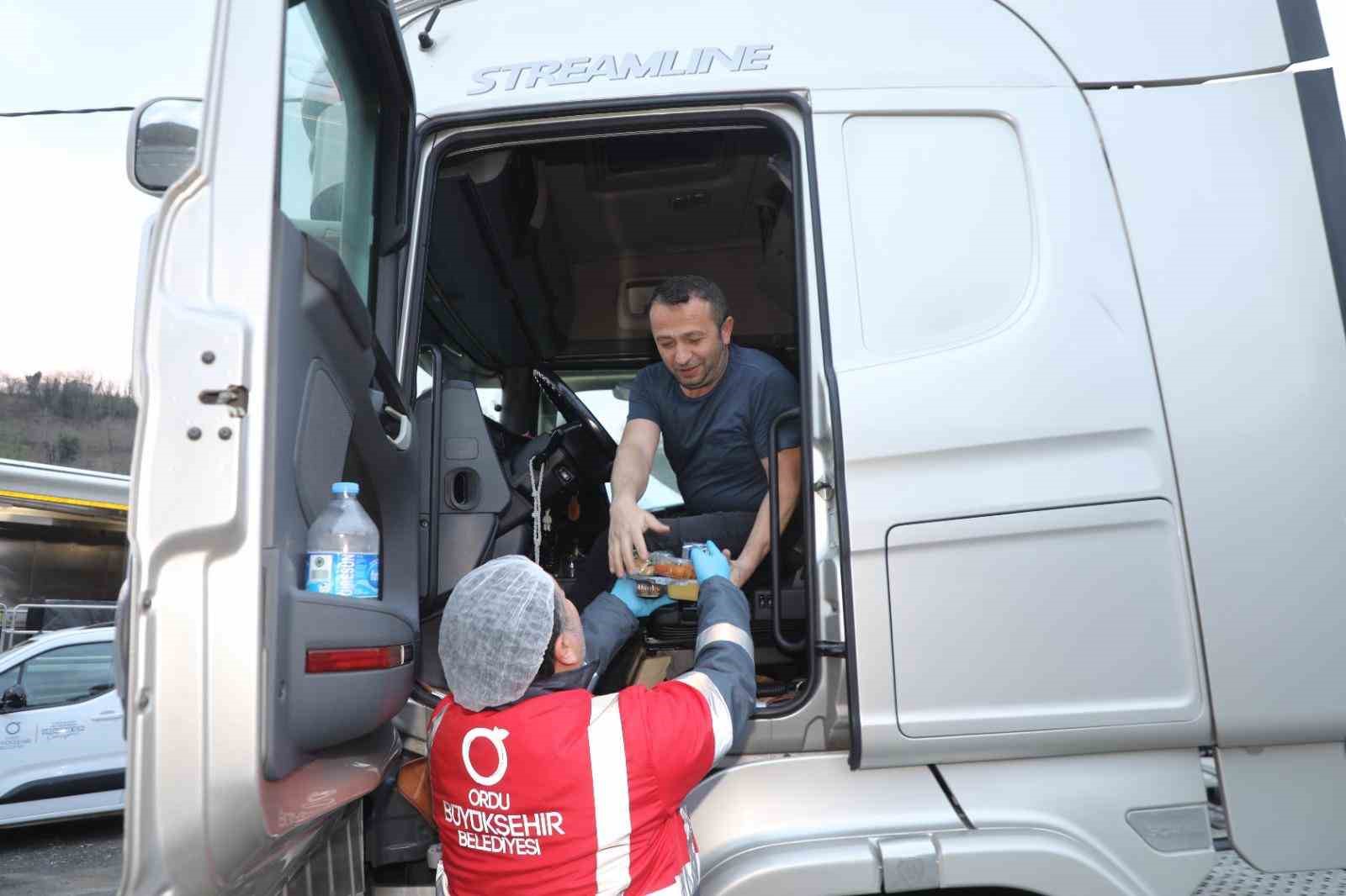 Ordu’da yolda olanlara iftar yemeği ikramı sürüyor
