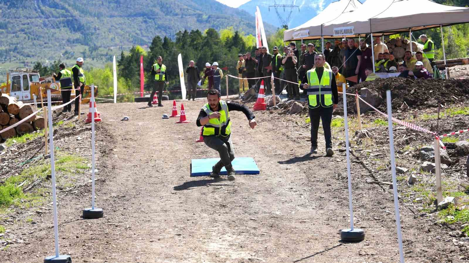 Orman işçileri zorlu etapları tamamladı
