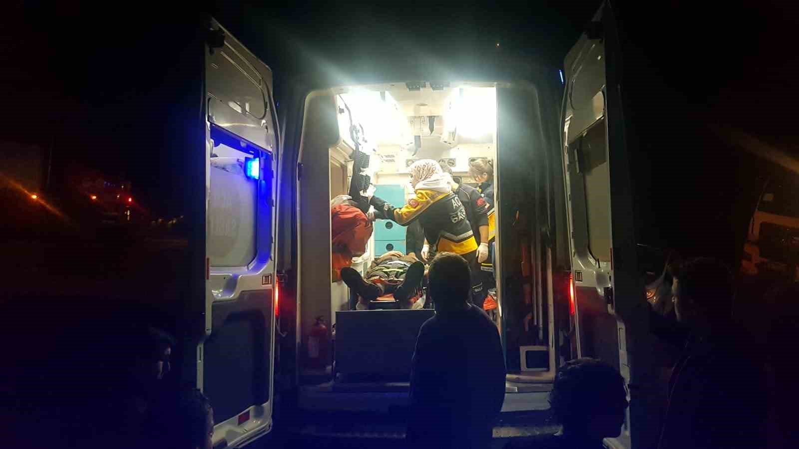 Orman yangınında hasar gören ağaçları taşıyan tır devrildi: 3 yaralı
