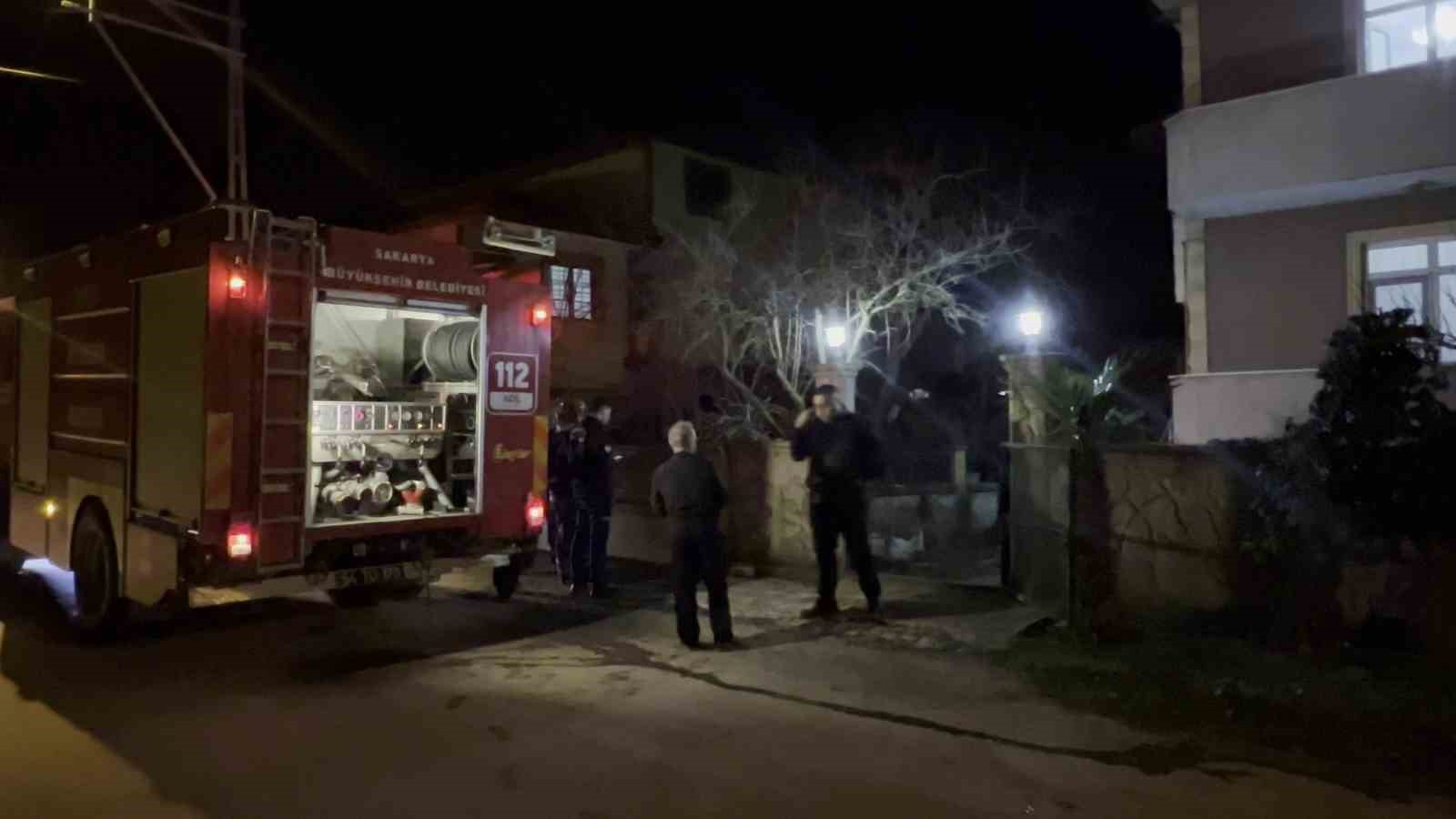 Orman yangınında hasar gören ağaçları taşıyan tır devrildi: 3 yaralı
