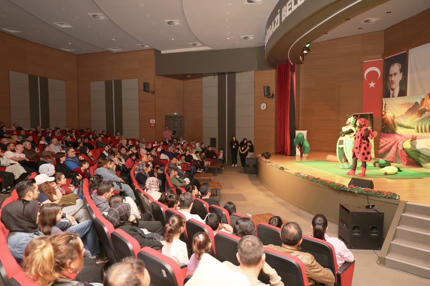 ’Ormanlar Kralı Ağustos Böceği’ oyunu çocuklarla buluştu
