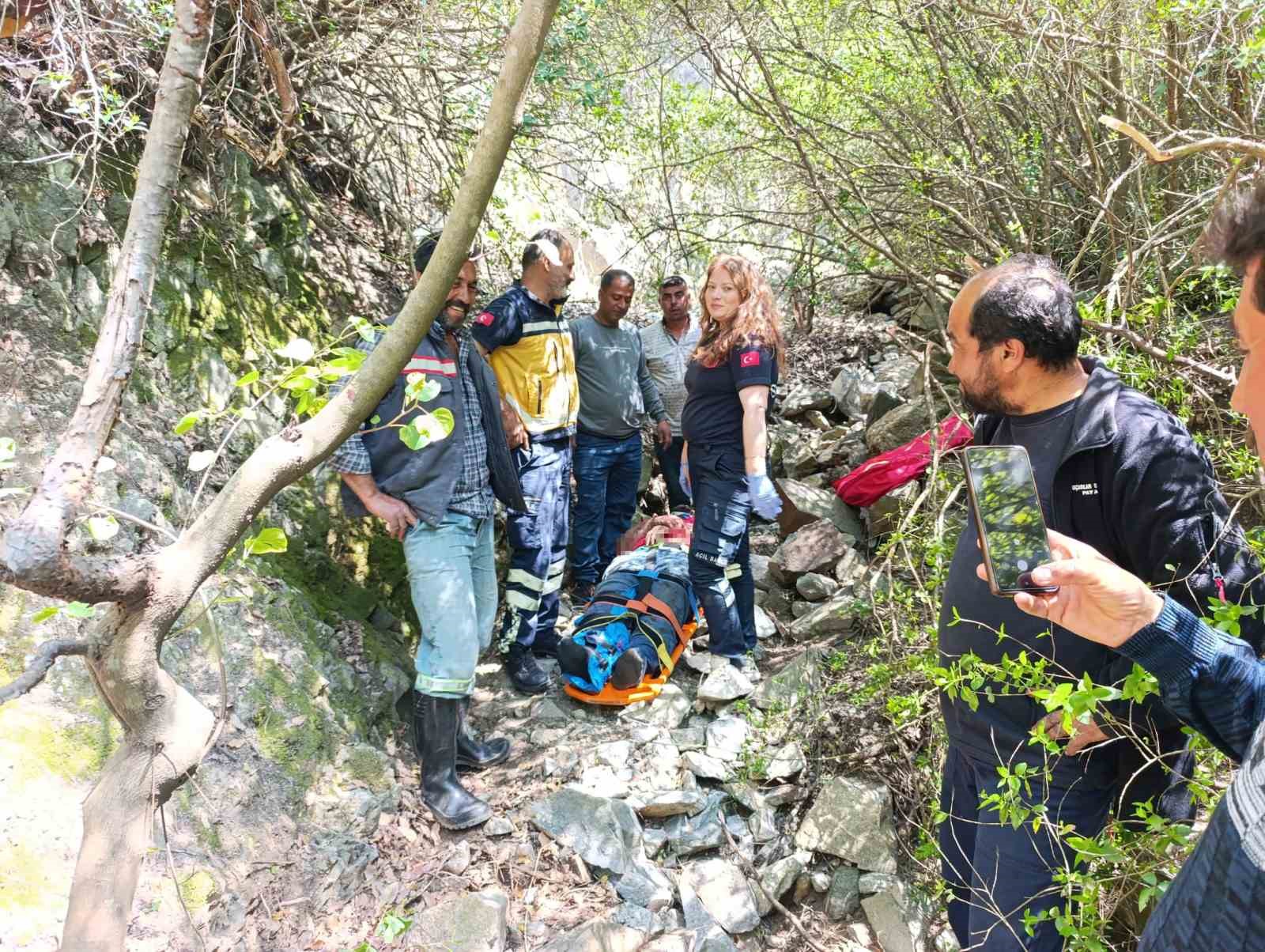Ormanlık alanda uçurumdan düşen vatandaş yaralandı
