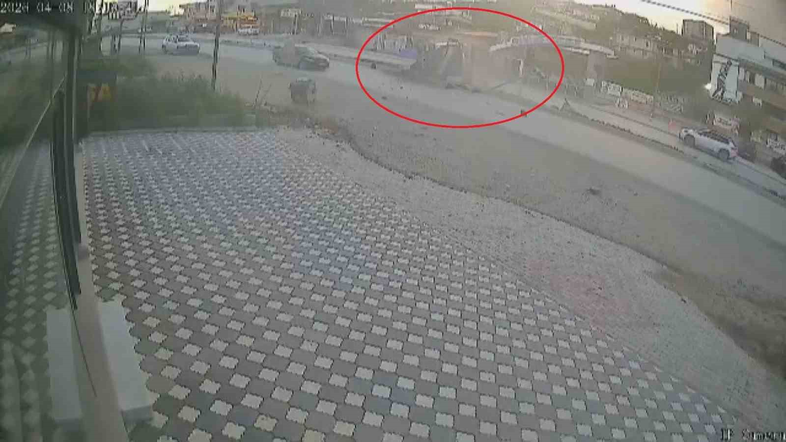 Orta refüje çarpan hafriyat kamyonunun devrildiği anlar kamerada
