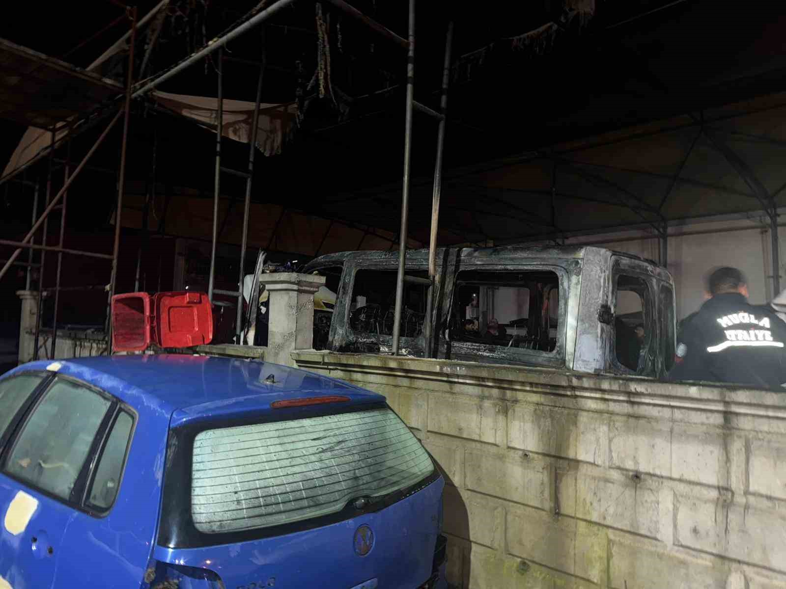 Ortaca Sanayi Sitesi’nde yangın: 4 araç ve 1 iş yeri zarar gördü
