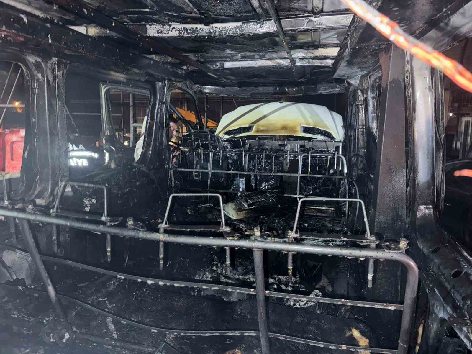 Ortaca Sanayi Sitesi’nde yangın: 4 araç ve 1 iş yeri zarar gördü
