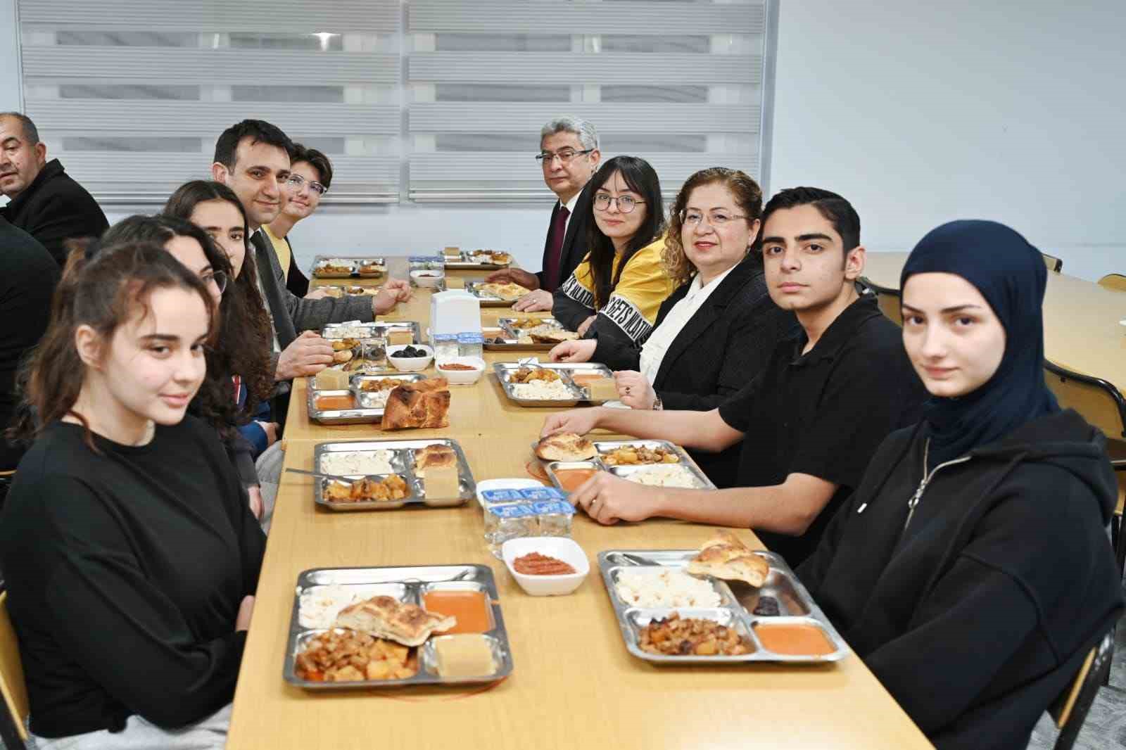 Ortaklar Fen Lisesi’nde "Maarifin Kalbinde Ramazan" iftarı
Ortaklar Fen Lisesi’nde "Maarifin Kalbinde Ramazan" iftarı