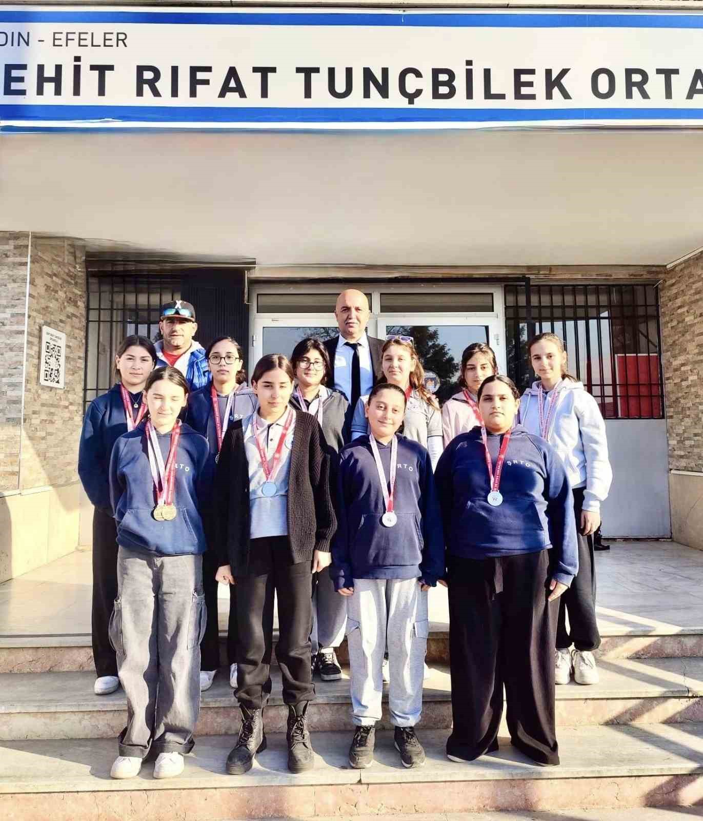 Ortaokul öğrencileri bilek güreşinde madalyalara ambargo koydu

