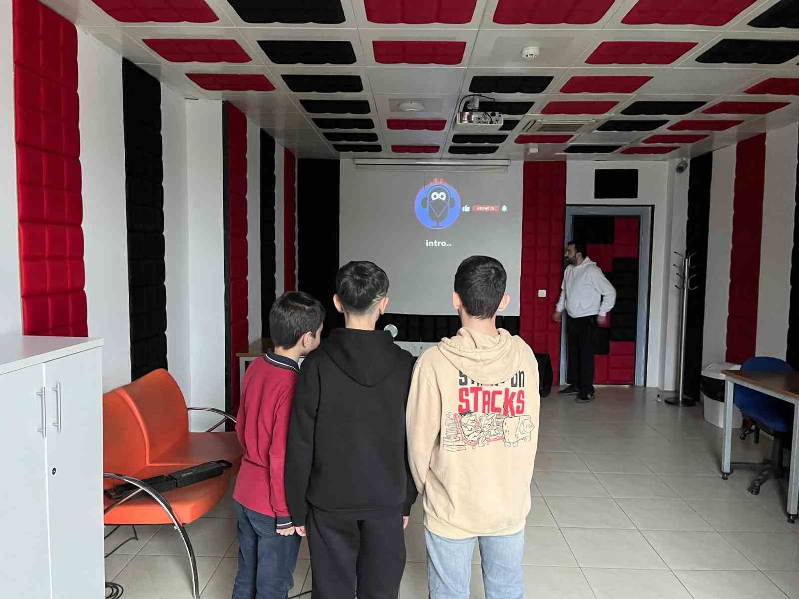 Ortaokul öğrencileri gençlik merkezinde
