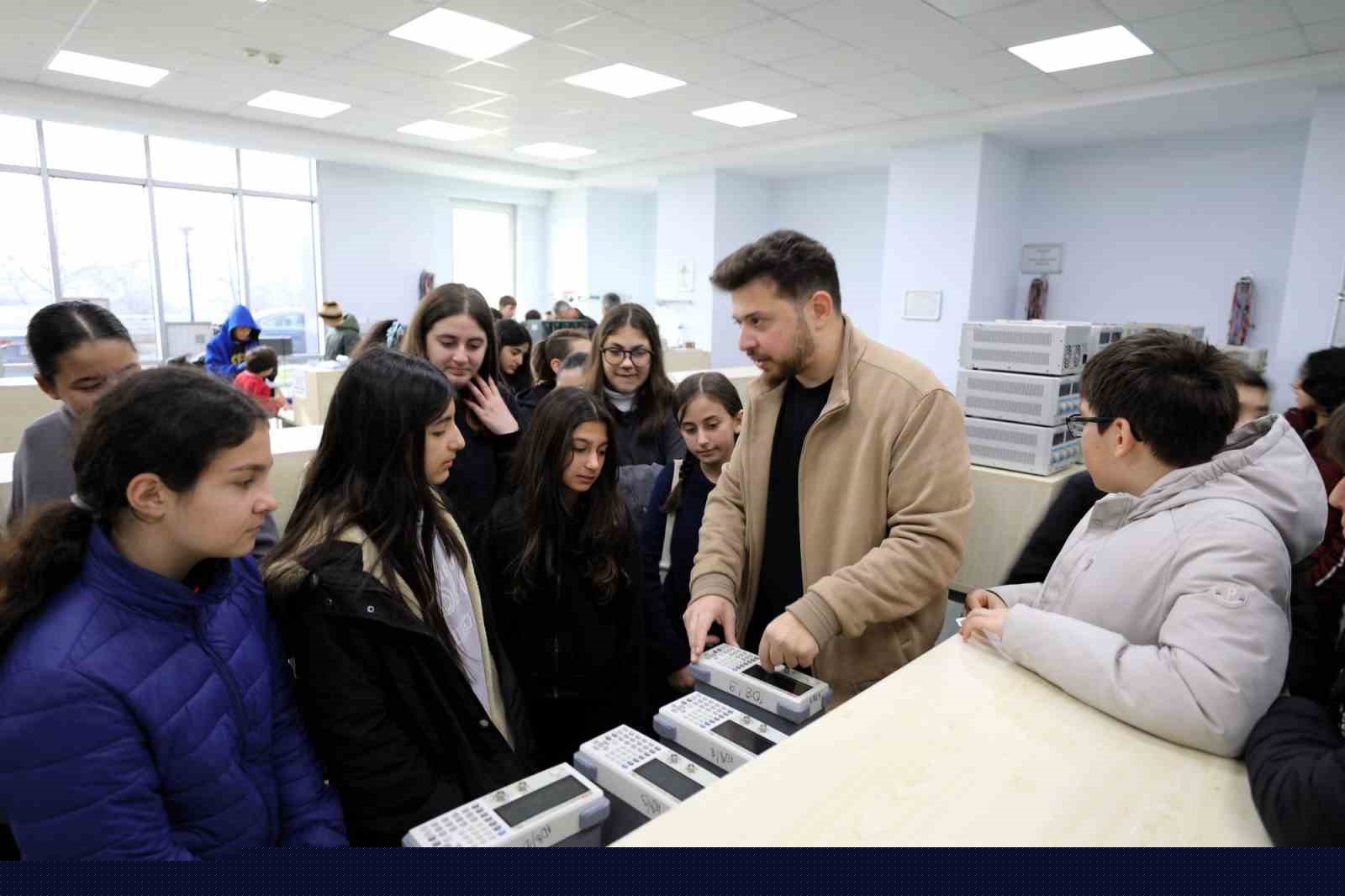Ortaokul öğrencileri üniversite ortamını yakından tanıdı
