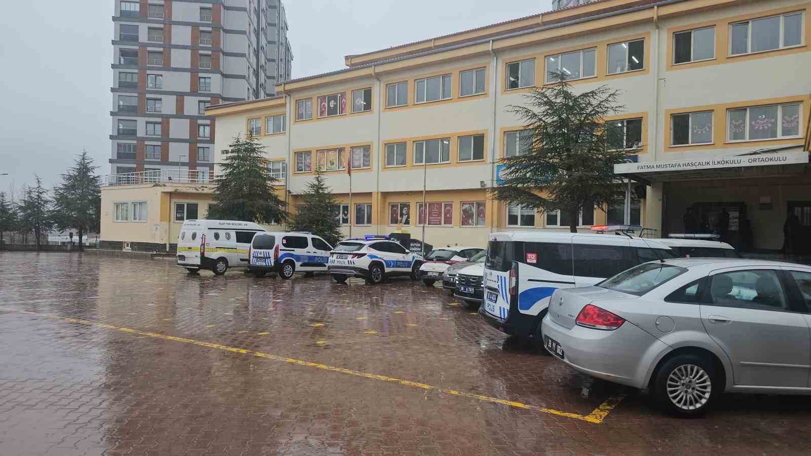 Ortaokulda bıçaklı kavga: 1 öğrenci yaralı
