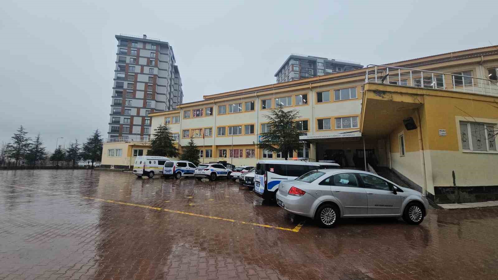 Ortaokulda bıçaklı kavga: 1 öğrenci yaralı
