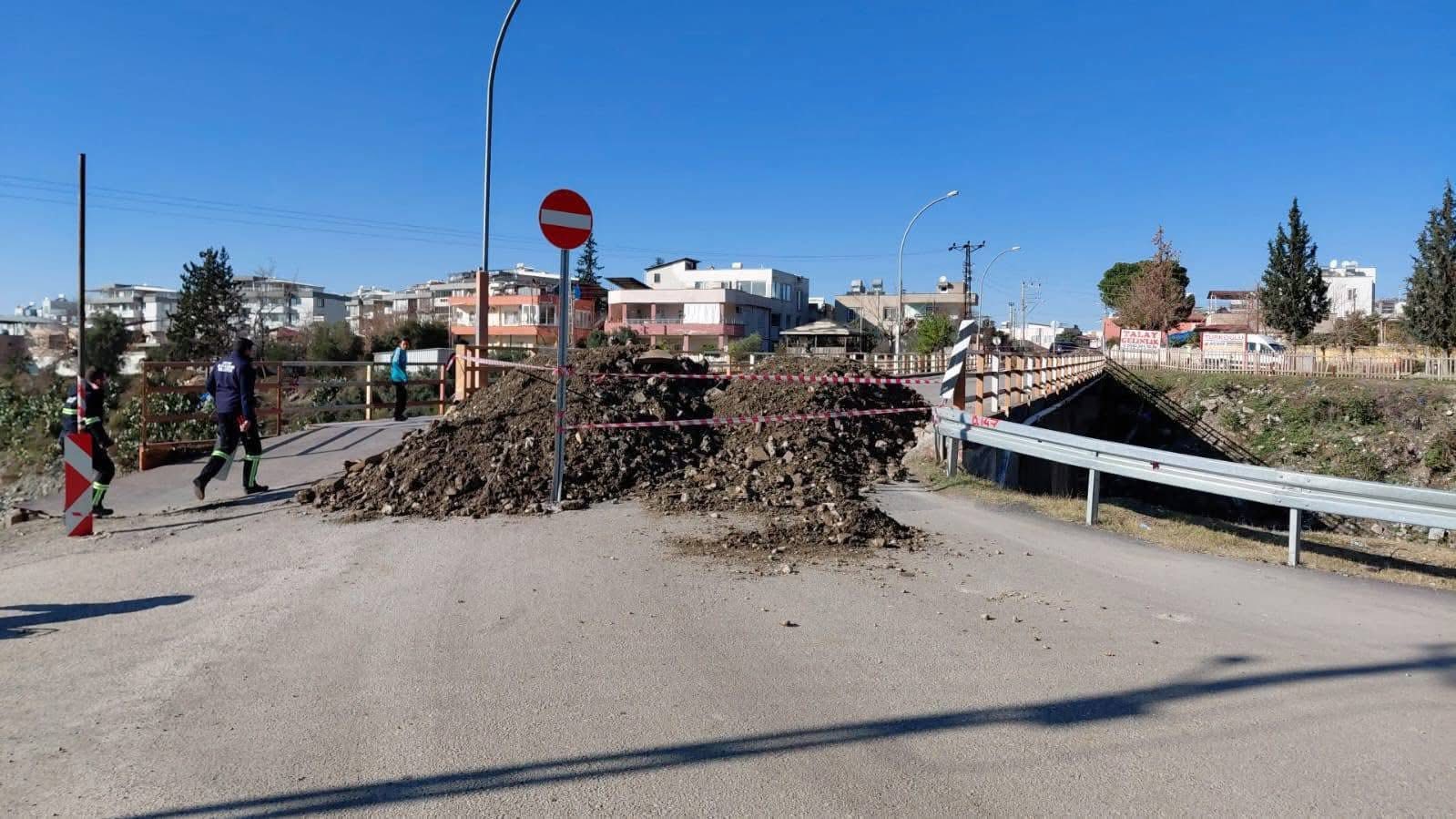 Ortasında delik oluşan köprü trafiğe kapatıldı
