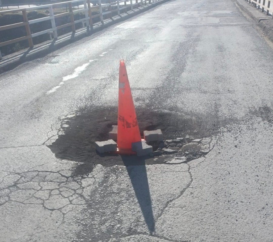 Ortasında delik oluşan köprü trafiğe kapatıldı
