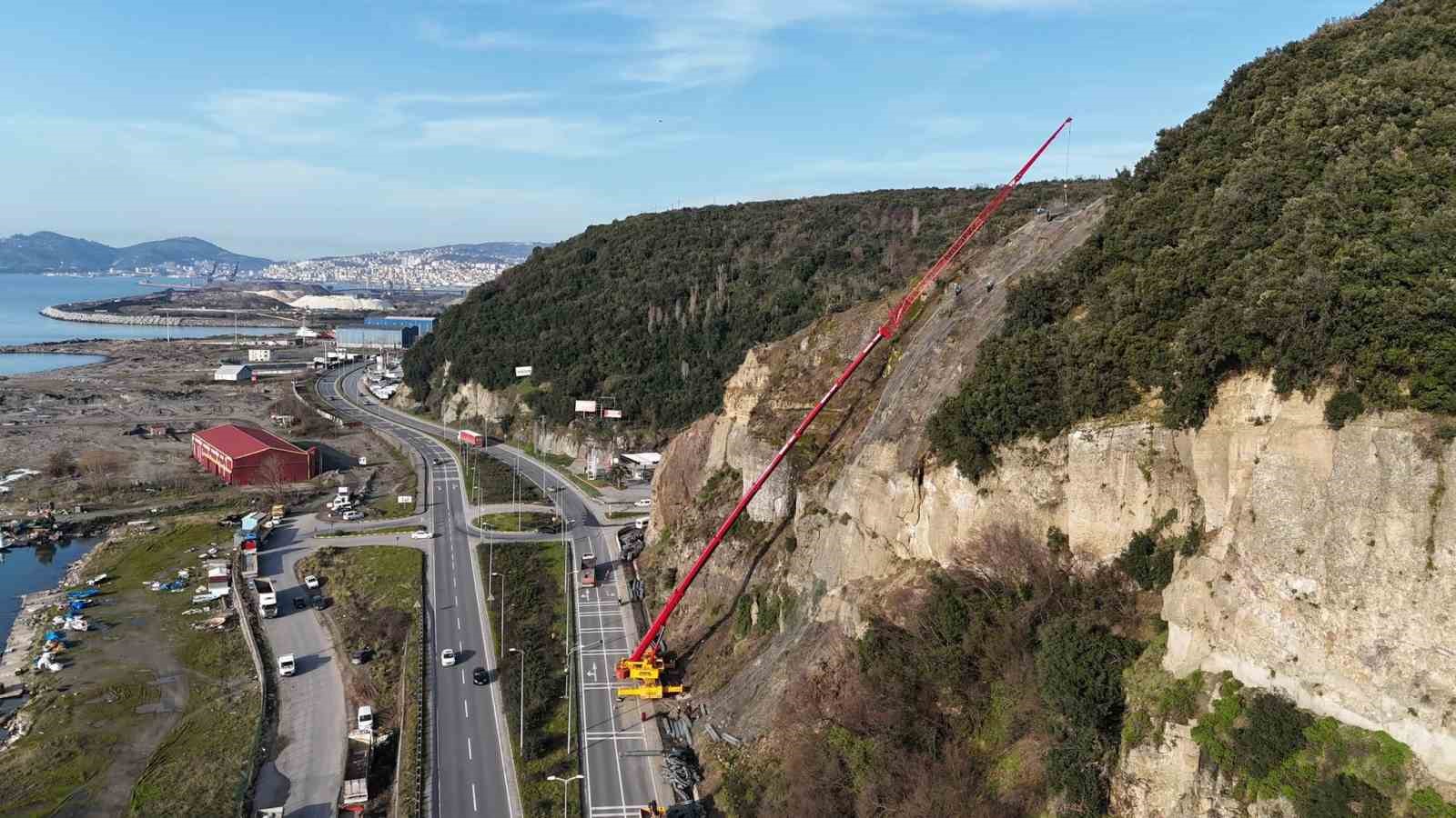 Örümcek adamlar yamaçları çelik ağlarla örüyor
